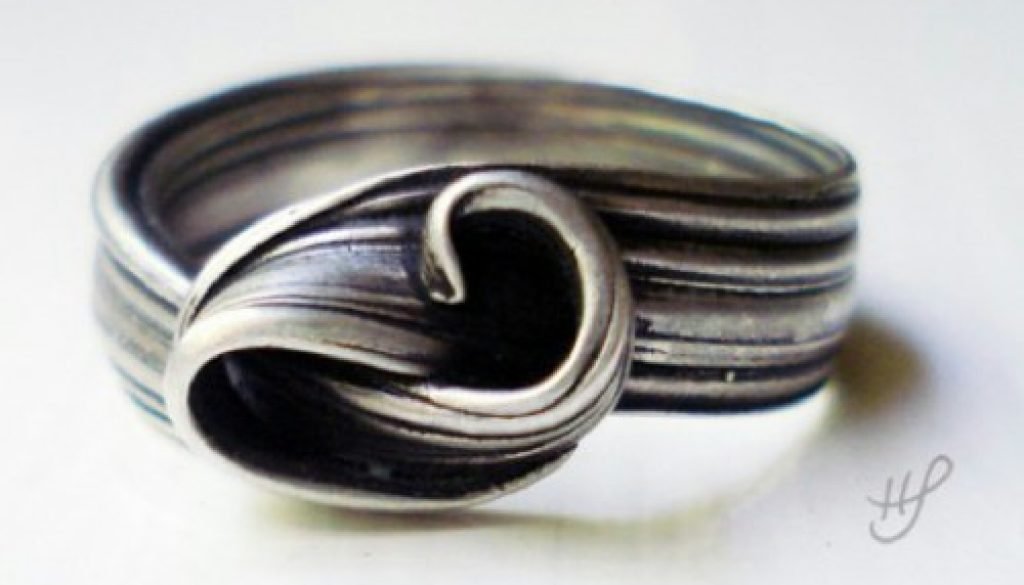 Contemporary ring in the shape of a wave in silver.